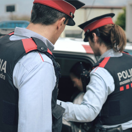 6/5/22-Dos agentes de los Mossos d'Esquadra durante su jornada laboral el pasado 5 de mayo de 2022, en Barcelona.