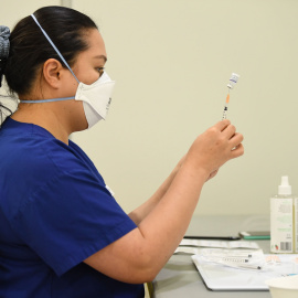 Enfermera preparando una vacuna. Foto de archivo.