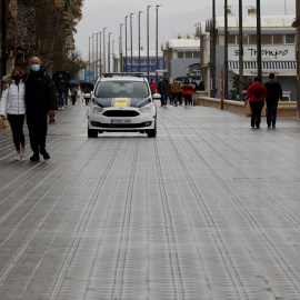 La policía local partulla en paseo marítimo de Valencia prácticamente vacío