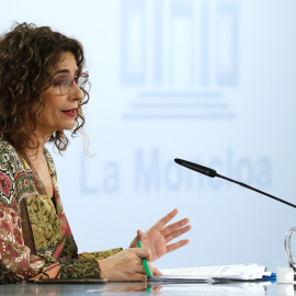 La portavoz del Gobierno y ministra de Hacienda, María Jesús Montero antes de la rueda de prensa tras el Consejo de Ministros celebrado en el Palacio de la Moncloa este martes.