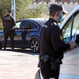 Agentes de la Policía Local de Alicante durante un control, en una imagen de archivo.