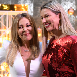 Ana García Obregón y Anne Igartiburu posando en el photocall durante la presentación de la programación de navideña de RTVE de 2021.