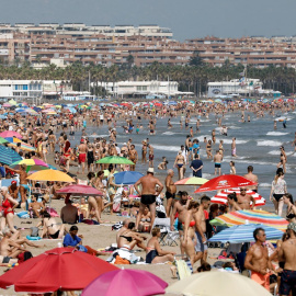 Imagen de archivo del pasado 12 de septiembre de la playa de la Malvarrosa, en Valéncia, abarrotada.