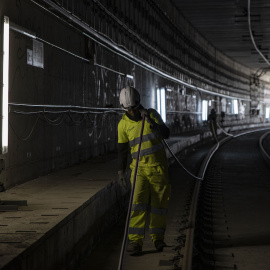 Personal ferroviario en las obras ferroviarias de la estación de AVE de Sagrera-Sant Andreu, a 25 de octubre de 2022, en Barcelona.
