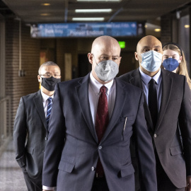 Los expolicías Alexander Kueng (derecha) y Tou Thao (izquierda) llegan junto a Thomas Plunkett (centro) a la Corte de Saint Paul, en Minesota (Estados Unidos), para el juicio por la muerte de George Floyd, en enero de 2022