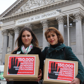 Foto de Juana Rivas frente al Congreso de los Diputados. EUROPA PRESS