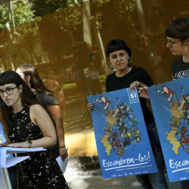 La portavoz de Arran, Mar Ampurdanès, y las diputadas de la CUP, Anna Gabriel, y Mireia Vehí, durante la presentación de su campaña conjunta para el referéndum del 1 de octubre.- EFE/Toni Albir