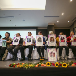 Familiares de victimas de feminicidio participan en el Foro Nacional 'Vivir Libres de Violencias', en el que presentan la iniciativa 'Flores en el aire' para hacer memoria y exigir justicia para ellas, en Quito.