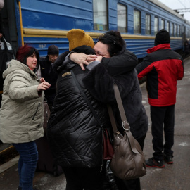 10/12/2022 Un grupo de personas se abraza en la estación de tren de la región de Kramatorsk, en el Donetsk (Ucrania)