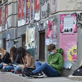 Estudiantes de la escuela Gioberti y Calvino estudian en la calle debido al cierre de escuelas impuesto por el gobierno debido al aumento de las infecciones por la enfermedad de la covid-19, en Turín, Italia, el 13 de noviembre de 2020.