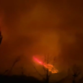 El fuego sigue descontrolado en Sierra Bermeja y ya se ha cobrado la vida de un bombero
