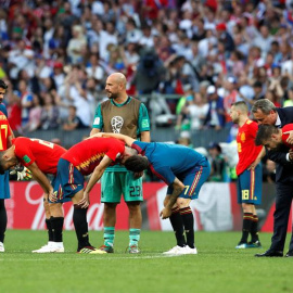 Los jugadores de la selección española tras perder en la tanda de penaltis durante el partido España-Rusia.. EFE