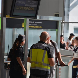 Agentes de la Policía Nacional en el aeropuerto El Prat / EUROPA PRESS