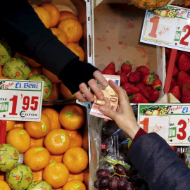 Puesto de frutas y verduras en un mercado de Madrid. REUTERS