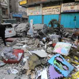 Escombros en torno a un edificio residencial al sur de Beirut tras un ataque israelí, a 24 de septiembre de 2024.