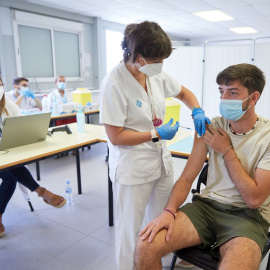 Un joven se vacuna en el centro de vacunación sin cita previa que se ha montado en la Universidad de Girona, este martes 14 de septiembre.