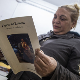 NO SE PUEDE UTILIZAr COMO FOTO DE ArCHIVO. Mercedes Gómez, coordinadora de Lachó Baji Cali, amb un llibre en romaní.