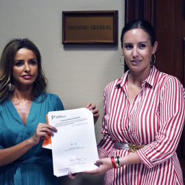 La responsable de Mujer y LGTBI de Ciudadanos Patricia Reyes y la portavoz adjunta del GPCS, Melisa Rodríguez, Melisa Rodríguez (d), registran, este miércoles en el Congreso, la ley de vientres de alquiler. EFE/Juan Carlos Hidalgo