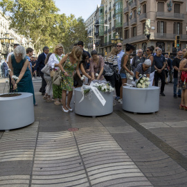 Familiares y allegados a las víctimas del atentado del 17A en 2017 participan en el acto institucional en recuerdo a las víctimas de los atentados del 17A, en la Pla de l’Ós, a 17 de agosto de 2023,
