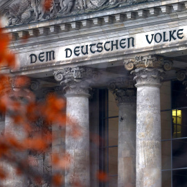 La inscripción "Al pueblo alemán" escrita sobre la entrada al edificio del Reichstag, la sede de la cámara baja del parlamento alemán Bundestag, en Berlín.