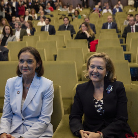 La ministra de Industria,  Reyes Maroto (i), y la vicepresidenta primera y ministra de Asuntos Económicos, Nadia Calviño (d). E.P./Jesús Hellín
