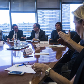 Reunión del comité de crisis de la Generalitat por el conflicto de El Prat, con el conseller de Interior, Joaquim Forn; el de Territorio, Josep Rull; el de Presidencia, Jordi Turull, y la de Trabajo, Dolors Bassa. EFE/Quique García