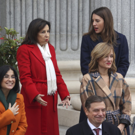 06/12/2022.- La ministra de Defensa, Margarita Robles (i) conversa con la ministra de Igualdad, Irene Montero (d) durante los actos de Conmemoración del aniversario de la Constitución este martes en Madrid. EFE/ Kiko Huesca
