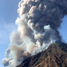 Fotografía de la erupción del volcán Stromboli el 3 de julio de 2019. EFE