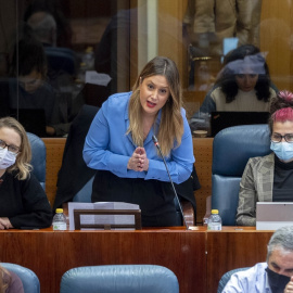 Carolina Alonso, Alejandra Jacinto (de pie) y Vanesa Lillo, portavozas de Unidas Podemos en la Asamblea de Madrid