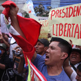 Cientos de personas piden la liberación de Pedro Castillo en los exteriores de la base de la Policía donde se encuentra recluido en Lima, a 13 de diciembre de 2022.