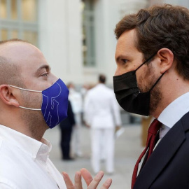 El presidente del PP, Pablo Casado y el asesor de los populares en el Ayuntamiento de Madrid, Ángel Carromero, durante un acto celebrado en Julio. 27/07/2021