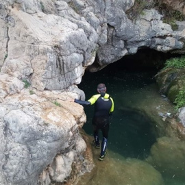 Un equipo de emergencias operando en un río, en una imagen de archivo. / EFE