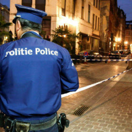 Un policía monta guardia frente a una comisaría en Bruselas / EFE