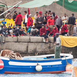 Salvamento Marítimo desembarca este jueves en Arguineguín (Gran Canaria) a 81 personas rescatadas de una patera y un cayuco. - EFE