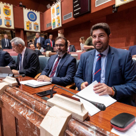 02/07/2019.- El candidato a la presidencia de la Comunidad de Murcia Fernando López Miras (2d), junto a los consejeros de Hacienda, Fernando de la Cierva (2i), y de presidencia, Pedro Rivera (3d) en el parlamento murciano en Cartagena. / EFE