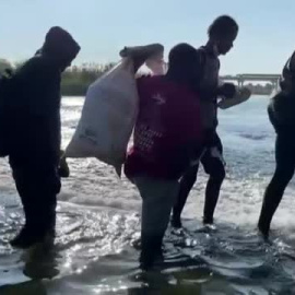 Decenas de migrantes regresan de EEUU a México para abastecerse de productos de primera necesidad