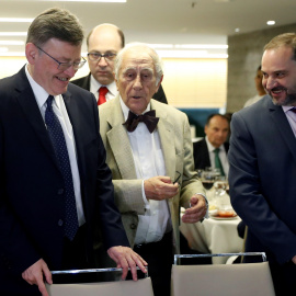 El presidente de la Generalitat Valenciana, Ximo Puig, acompañado del ministro de Fomento José Luis Ábalos, y el presidente del Club Siglo XXi, Inocencio Arias, durante el almuerzo-coloquio. EFE/Chema Moya
