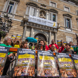 Acció de protesta contra la subhasta de 46 immobles de la Generalitat, prevista per al dia 5 de juliol. / Aturem la subhasta
