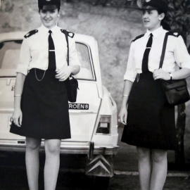 Delfina Tapia y su hermana Lola el día de su incorporación a la Policía Local de Córdoba, el 27 de abril de 1970. - EFE