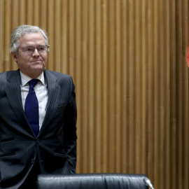 El presidente de la CNMV, Sebastián Albella, momentos antes de comparecer en la Comisión de investigación de la crisis financiera y rescate bancario, en el Congreso de los Diputados de Madrid. EFE/ Ballesteros