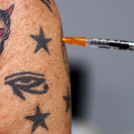 Una mujer recibe la vacuna de AstraZeneca el pasado viernes en el Wizink Center, en Madrid