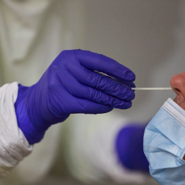 Un sanitario realiza una prueba PCR.