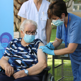 Josefa Pérez, la primera persona a Catalunya en rebre la tercera dosi de la vacuna contra la Covid-19.