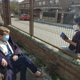 Carmen y María Luisa, tras la valla de la residencia en junio.