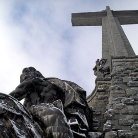 Reclaman a Carmen Calvo que desaloje a los benedictinos del Valle de los Caídos