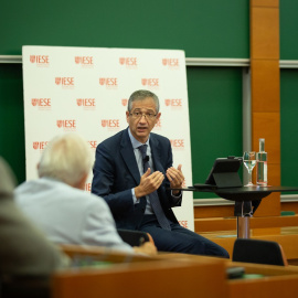 El gobernador del Banco de España, Pablo Hernández de Cos, durante su intervención en una jornada organizada por la escuela de negocios IESE, en Barcelona. E.P./ David Zorrakino