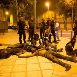 Agentes de Policía junto a un grupo de inmigrantes que logró llegar a Ceuta cruzando a la carrera por el paso de El Tarajal.- REUTERS JESÚS MORON/ ARCHIVO