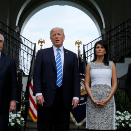 El presidente de los EEUU, Donald Trump, flanqueado por su secretario de Estado, Rex Tillerson; su embajadora ante la ONU, Nikki Haley; y su asesor de seguridad nacional, Herbert Raymond McMaster. REUTERS/Jonathan Ernst
