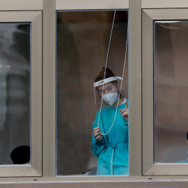 La trabajadora de una residencia de ancianos de Zarautz observa desde la ventana.