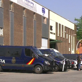 La Policia Nacional a les portes de l'empresa Aplicaciones Gespol, a Barcelona. CCMA